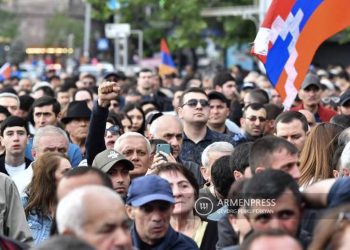 Демонстранты окружили резиденцию президента Армении