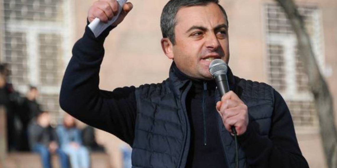 Оппозиционеры прекратили блокаду резиденции президента и здания Совета безопасности