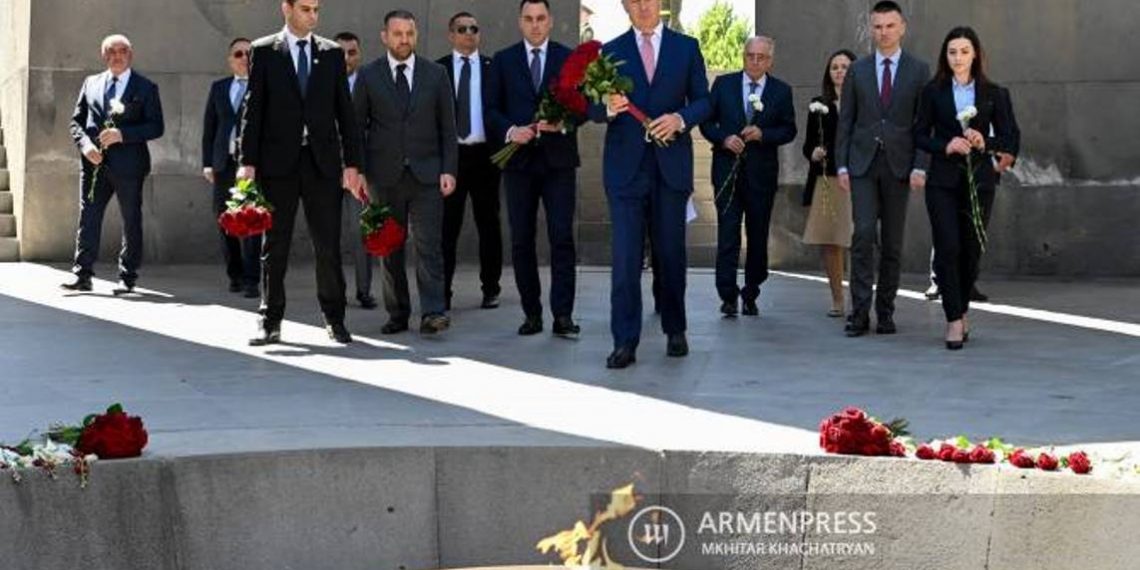Президент Черногории в Мемориальном комплексе Цицернакаберд почтил память жертв Геноцида армян