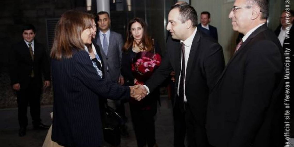 В Ереван с официальным визитом прибыла мэр Парижа Анн Идальго
