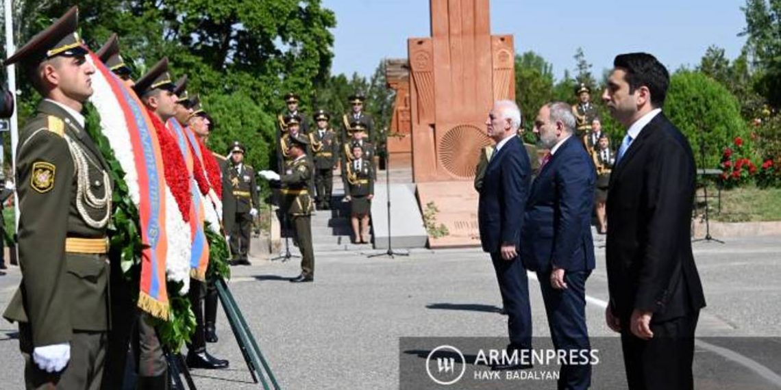 Высшее руководство Армении воздало дань уважения героям Сардарапатской битвы