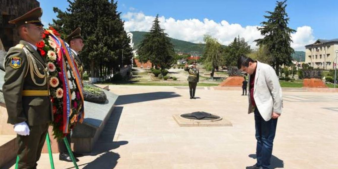 Президент Арцаха воздал дань уважения в Мемориале Степанакерта и в воинском Пантеоне