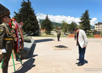 Президент Арцаха воздал дань уважения в Мемориале Степанакерта и в воинском Пантеоне