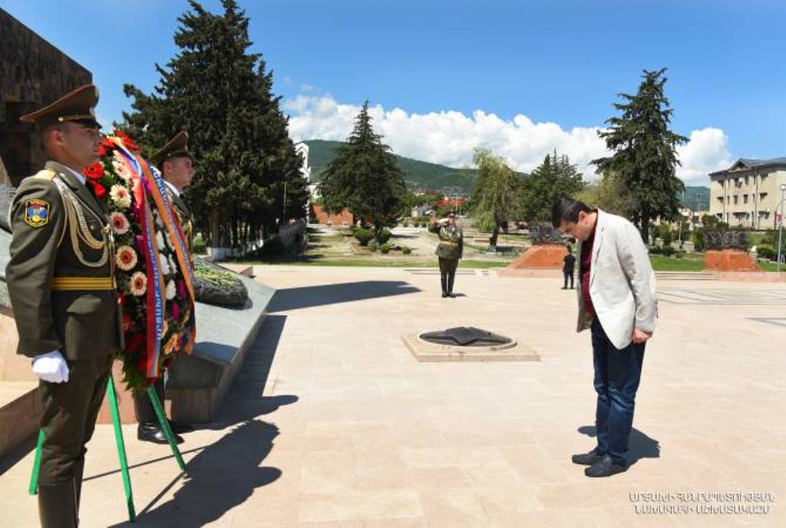 Президент Арцаха воздал дань уважения в Мемориале Степанакерта и в воинском Пантеоне