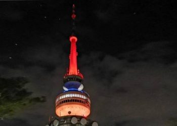 По случаю Дня Республики телебашня Канберры была освещена цветами триколора Армении