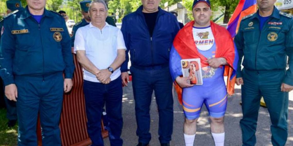 Пожарный спасатель из Ванадзора установил рекорд для Книги Гиннеса