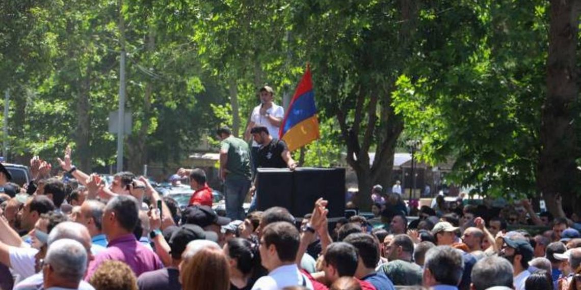 Оппозиционеры у 3-го корпуса Дома правительства: депутаты хотят войти в здание