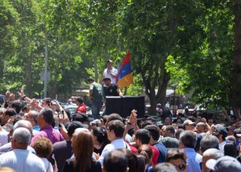 Оппозиционеры у 3-го корпуса Дома правительства: депутаты хотят войти в здание