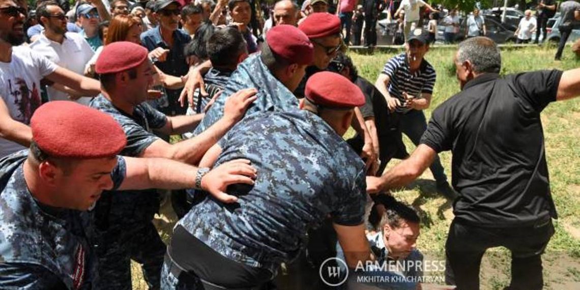 У 3-го корпуса правительства вновь произошло столкновение между протестующими и полицейскими