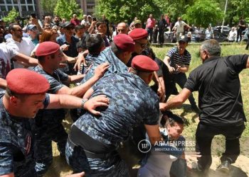 У 3-го корпуса правительства вновь произошло столкновение между протестующими и полицейскими