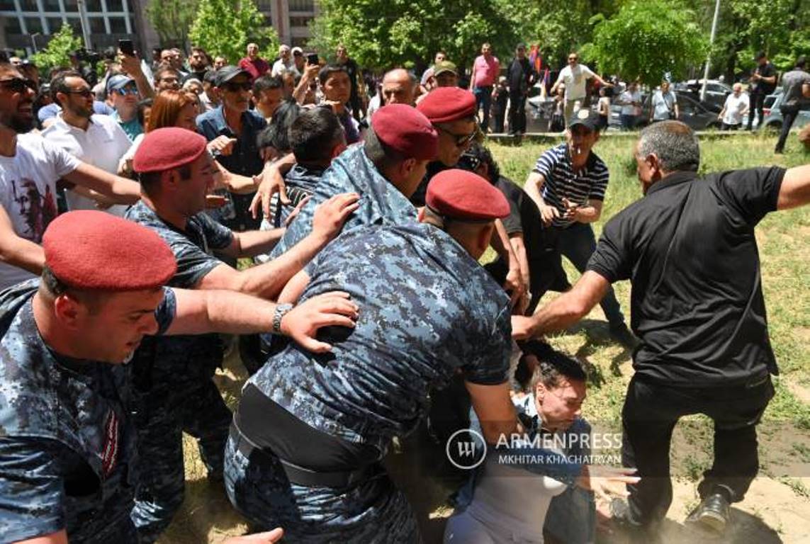 У 3-го корпуса правительства вновь произошло столкновение между протестующими и полицейскими