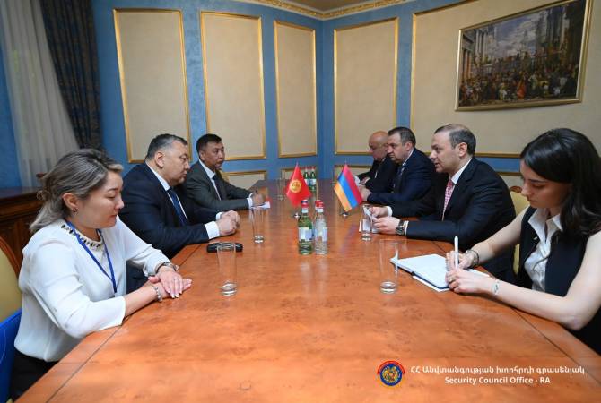 Армен Григорян встретился с секретарем Совета безопасности Кыргызстана