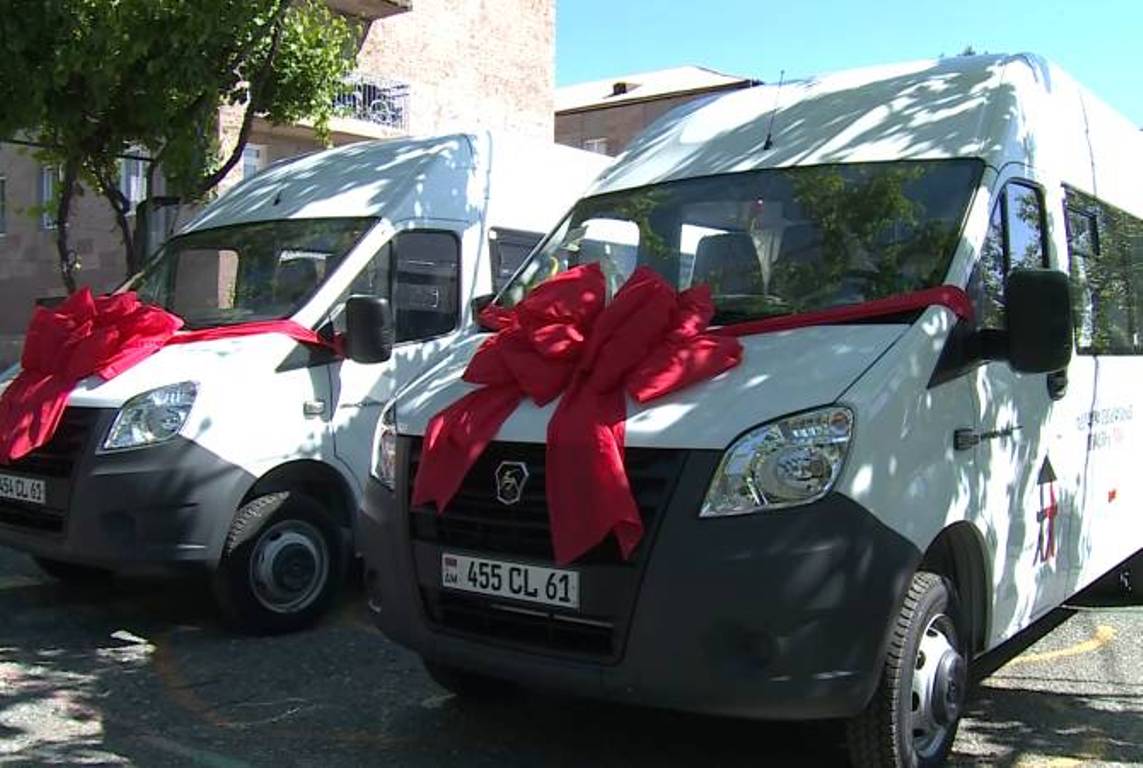 По случаю 1-го июня Карен Варданян подарил 5 детским домам Армении автомобили и необходимый инвентарь