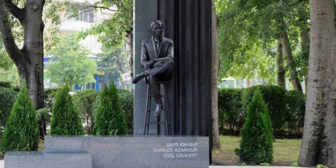 Памятник Шарлю Азнавуру в Варне