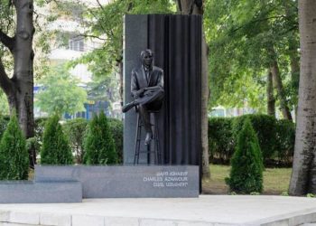 Памятник Шарлю Азнавуру в Варне