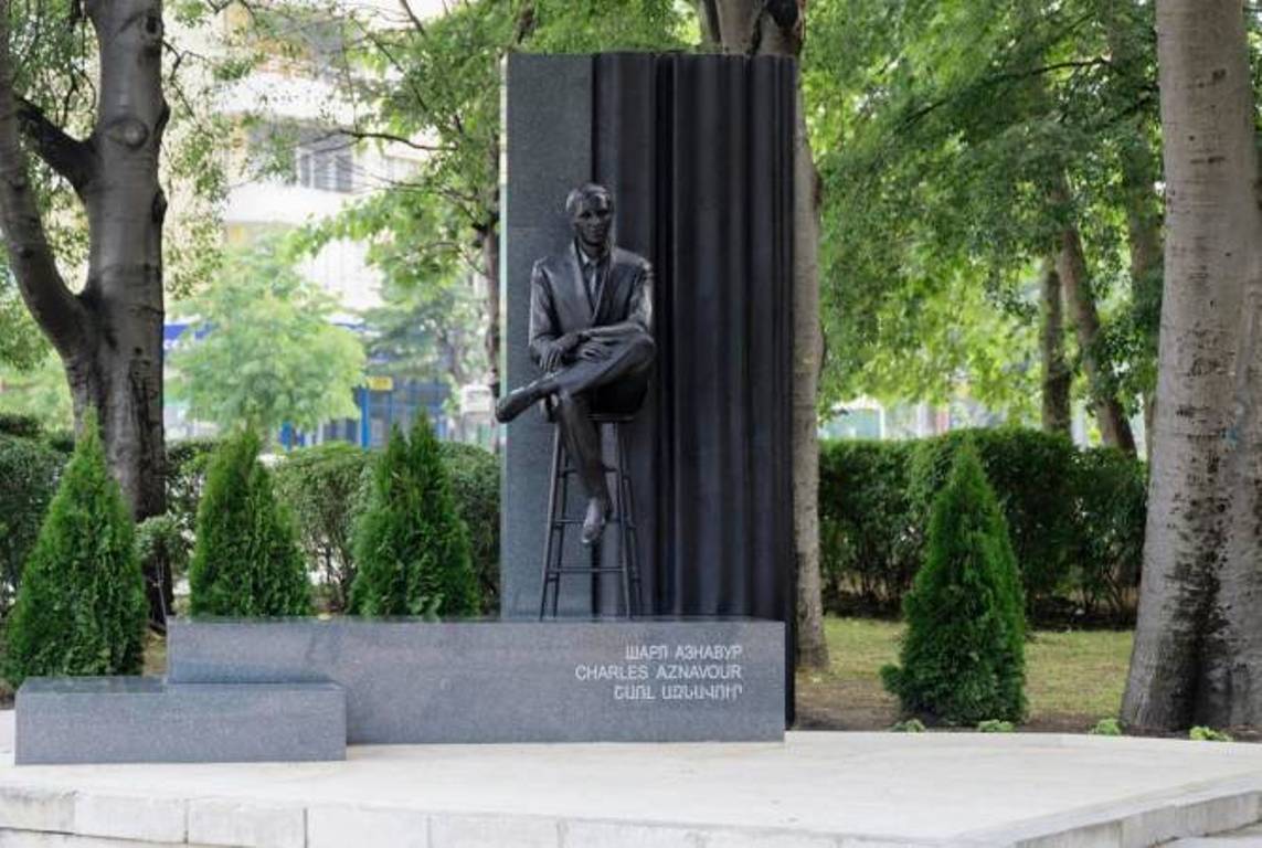 Памятник Шарлю Азнавуру в Варне