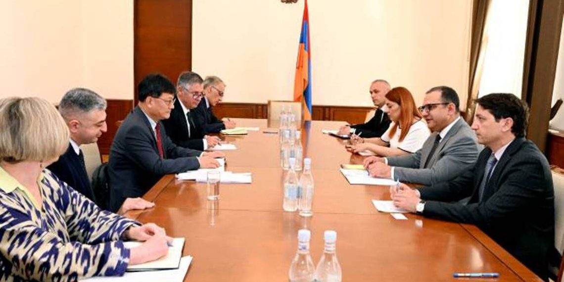 Министр финансов Армении принял делегацию во главе с вице-президентом АБР