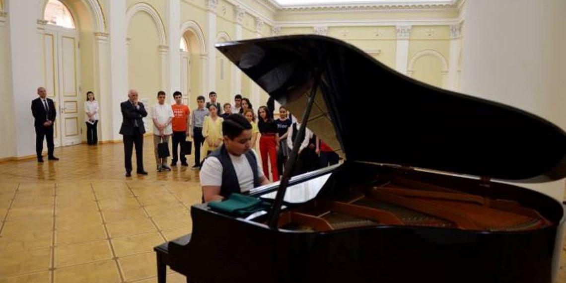 Президент Ваагн Хачатурян принял группу юношей и девушек