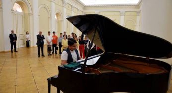 Президент Ваагн Хачатурян принял группу юношей и девушек