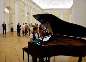 Президент Ваагн Хачатурян принял группу юношей и девушек