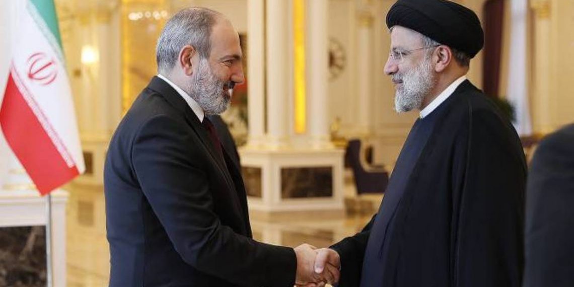 Премьер-министр Армении провел телефонный разговор с президентом Ирана