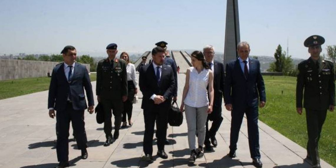 Делегация Министерства национальной обороны Греции посетила Мемориал Геноцида армян