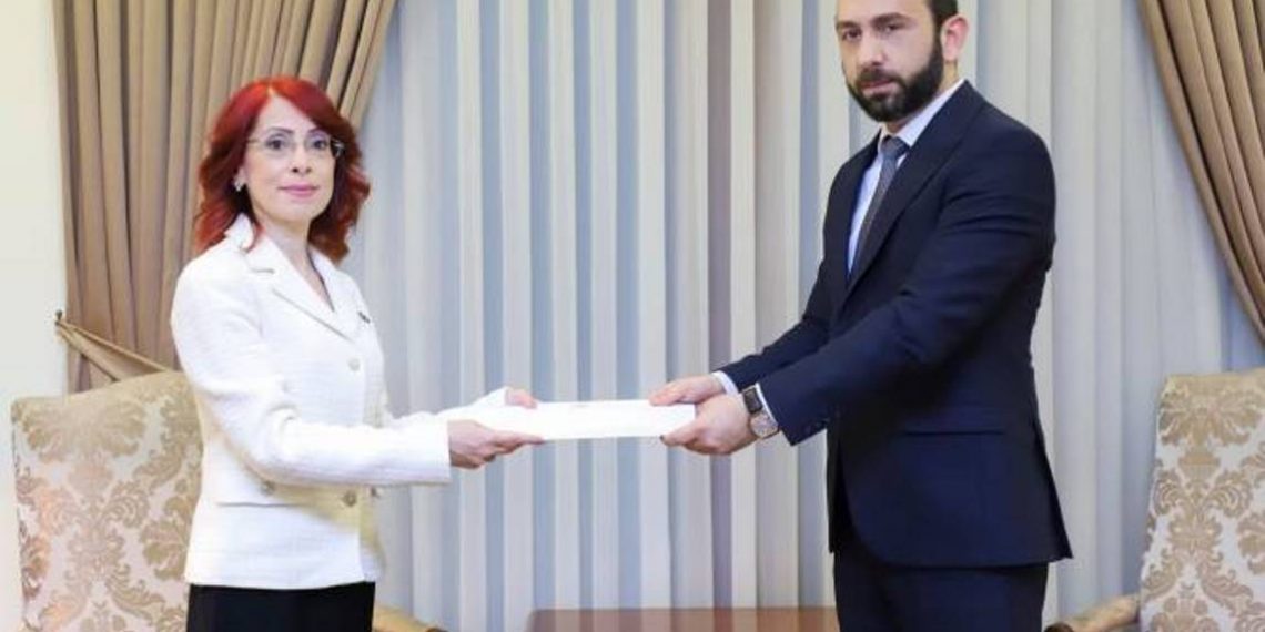 Новоназначенный посол Сирии Нора Арисян вручила копии верительных грамот главе МИД Армении