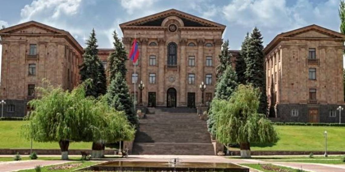 Инициированное оппозицией внеочередное заседание НС не состоялось