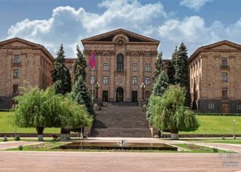 Инициированное оппозицией внеочередное заседание НС не состоялось