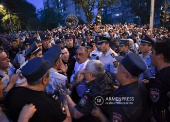 В результате инцидента на перекрестке Прошян-Демирчян госпитализированы 60 человек, из них 39 — полицейские