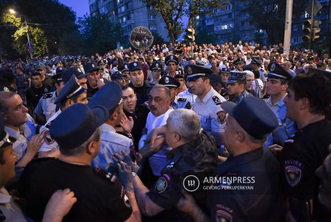 В результате инцидента на перекрестке Прошян-Демирчян госпитализированы 60 человек, из них 39 — полицейские