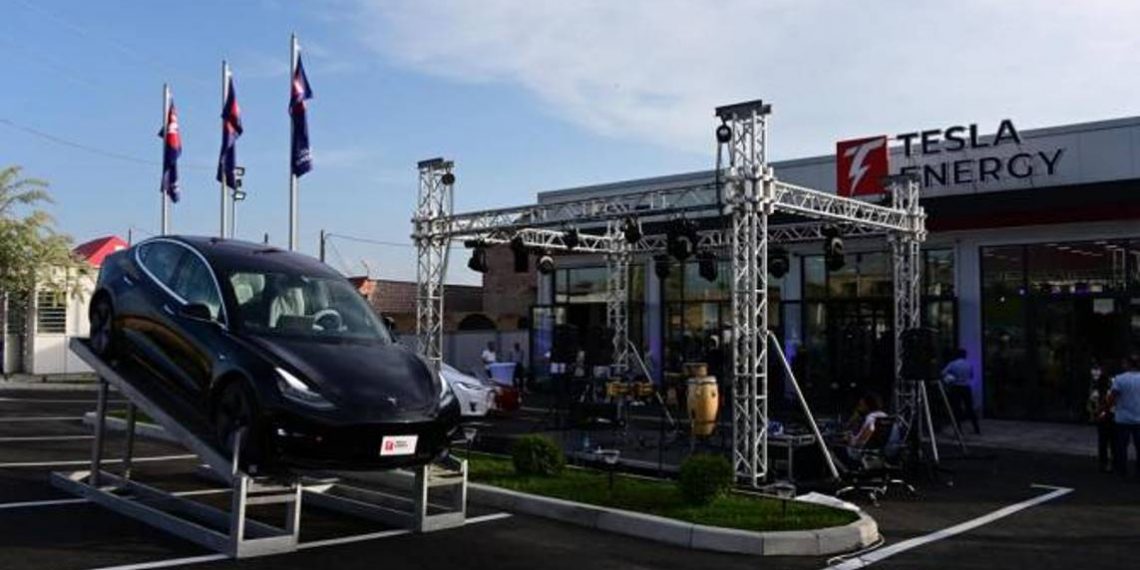 В Армении открылся специализированный салон электромобилей «Тесла»