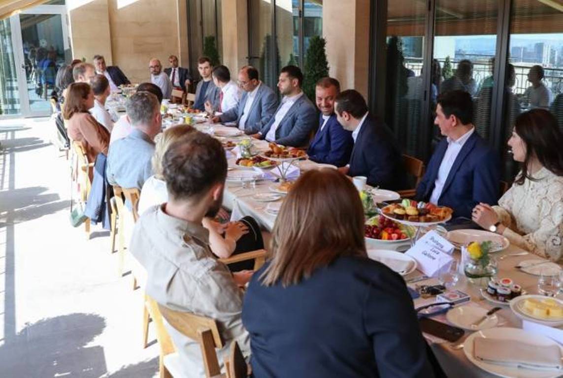 Вице-премьер Армении встретился с руководителями компаний с иностранными инвестициями
