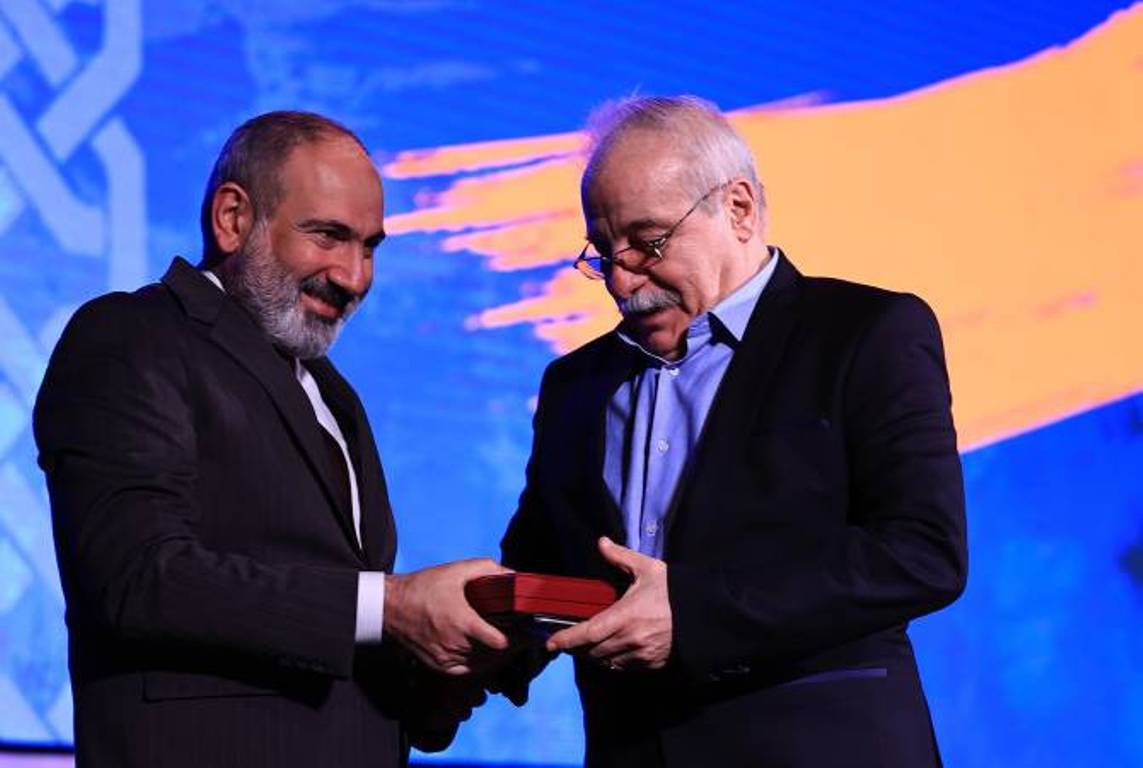 Премьер-министр Армении наградил группу энтузиастов Общественного телевидения