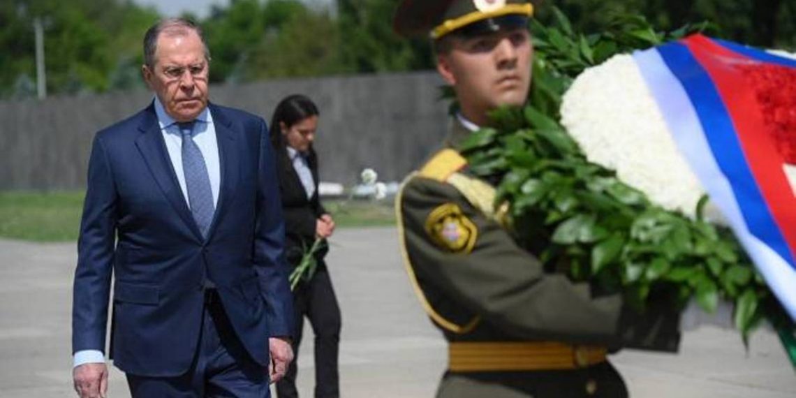 Сергей Лавров почтил память жертв Геноцида армян в Мемориальном комплексе Цицернакаберд