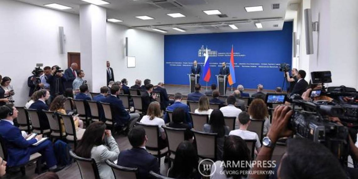 В процессе нормализации армяно-азербайджанских отношений нельзя не затронуть вопрос Нагорного Карабаха: Арарат Мирзоян