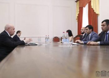 Вице-спикер НС Армении принял спецпредставителя президента РФ по международному культурному сотрудничеству М. Швыдкого