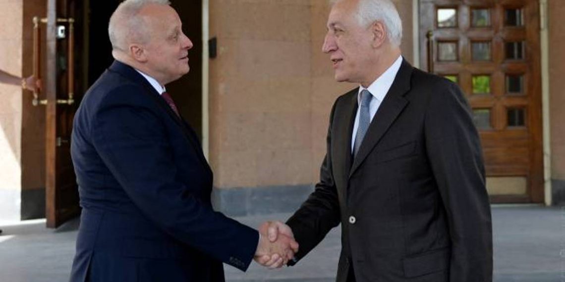 Ваагн Хачатурян по случаю Дня России посетил посольство РФ в Армении