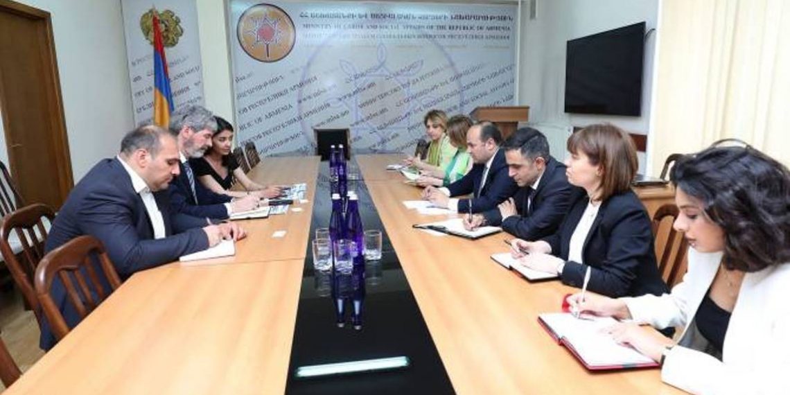 Министр труда и социальных вопросов Армении принял временного поверенного в делах Швейцарии в Армении Вернера Тута