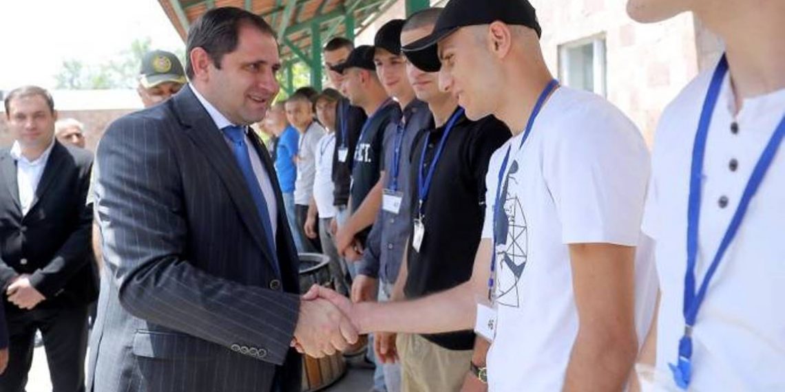 Министр обороны Армении посетил Центральный призывной пункт: начался летний призыв