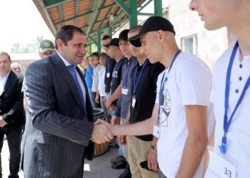 Министр обороны Армении посетил Центральный призывной пункт: начался летний призыв