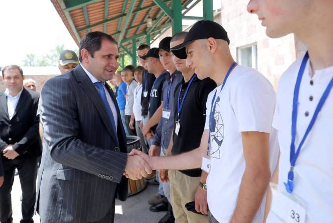 Министр обороны Армении посетил Центральный призывной пункт: начался летний призыв
