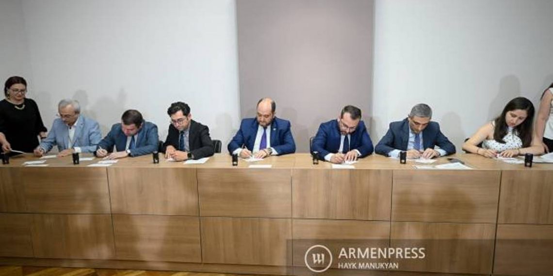 Араик Арутюнян присутствовал на церемонии погашения почтовых марок «Всемирно известные армяне: Артем Патапутян»