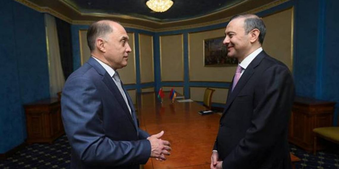 Александр Вольфович пригласил секретаря Совбеза Армении Армена Григоряна с официальным визитом в Беларусь