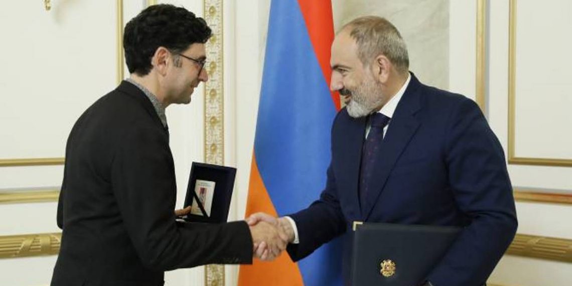 Премьер-министр Армении принял Артема Патапутяна