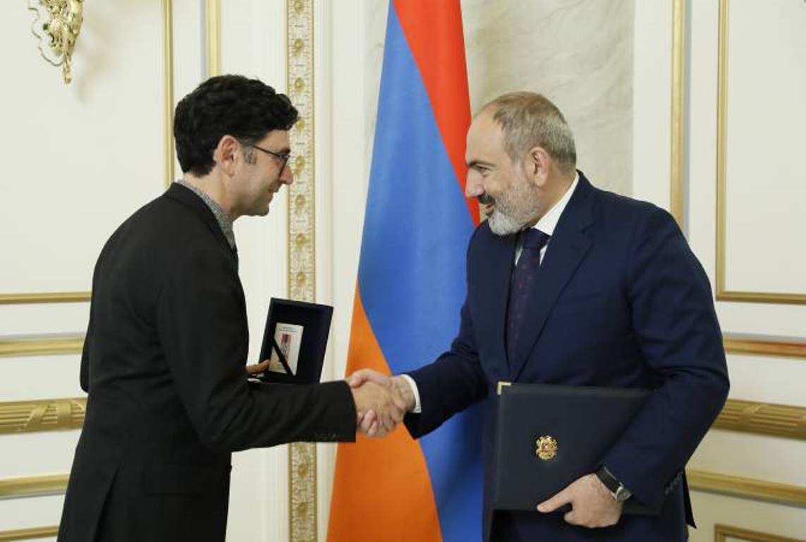 Премьер-министр Армении принял Артема Патапутяна
