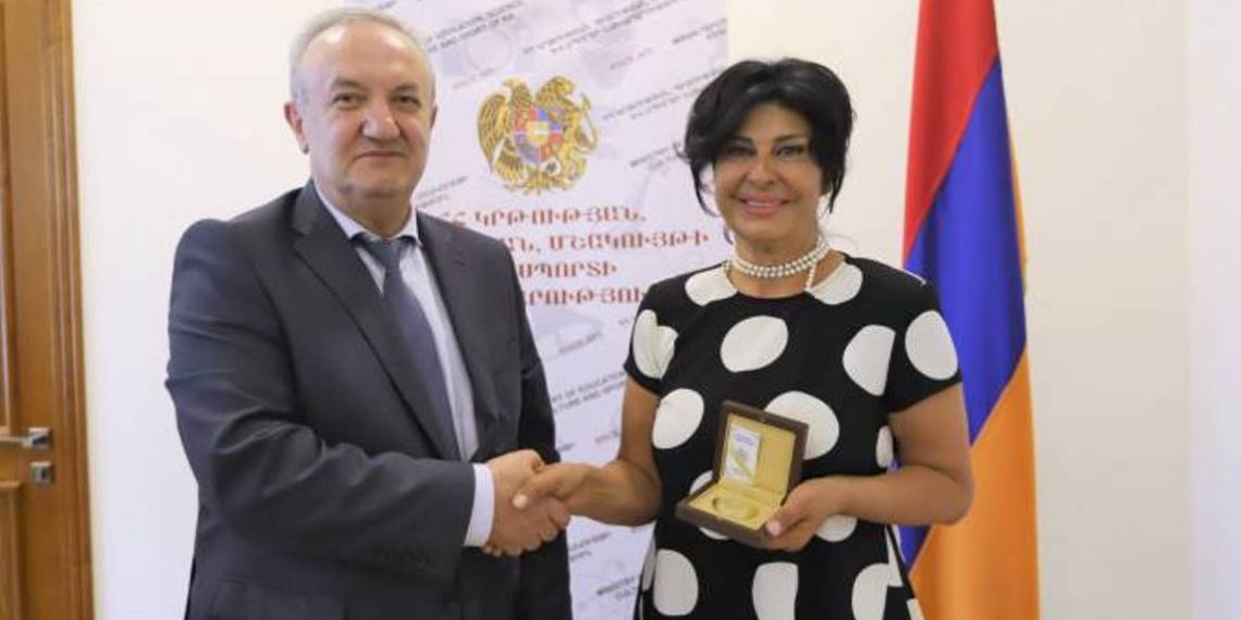 Министр ОНКС наградил директора Музея современного искусства Золотой медалью