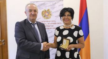Министр ОНКС наградил директора Музея современного искусства Золотой медалью