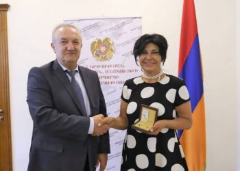 Министр ОНКС наградил директора Музея современного искусства Золотой медалью