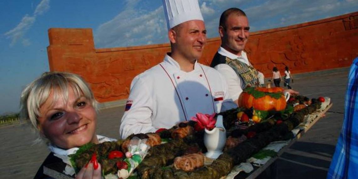 Во время фестиваля толмы будет приготовлена 150-метровая толма